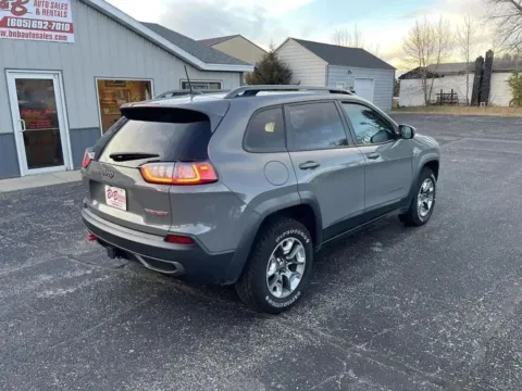 More photos of 2019 Jeep Cherokee Trailhawk at B & B Auto Sales, SD