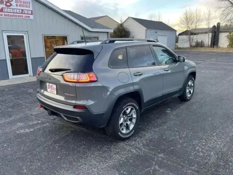 More photos of 2019 Jeep Cherokee Trailhawk at B & B Auto Sales, SD