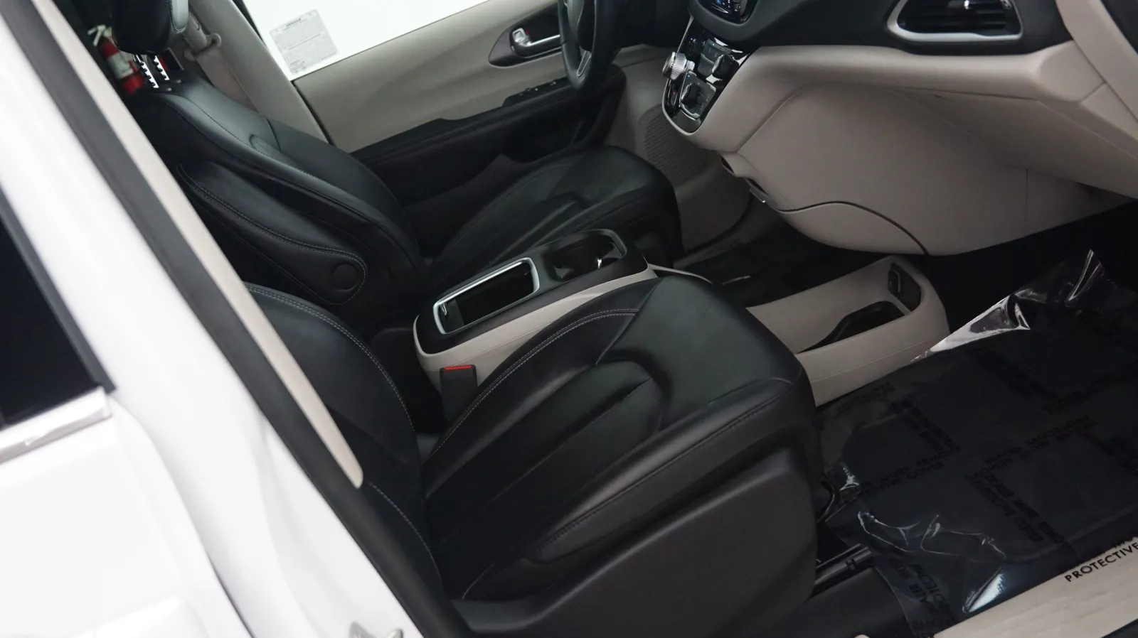 More photos of 2024 Chrysler Pacifica Touring L at Auto City, CA