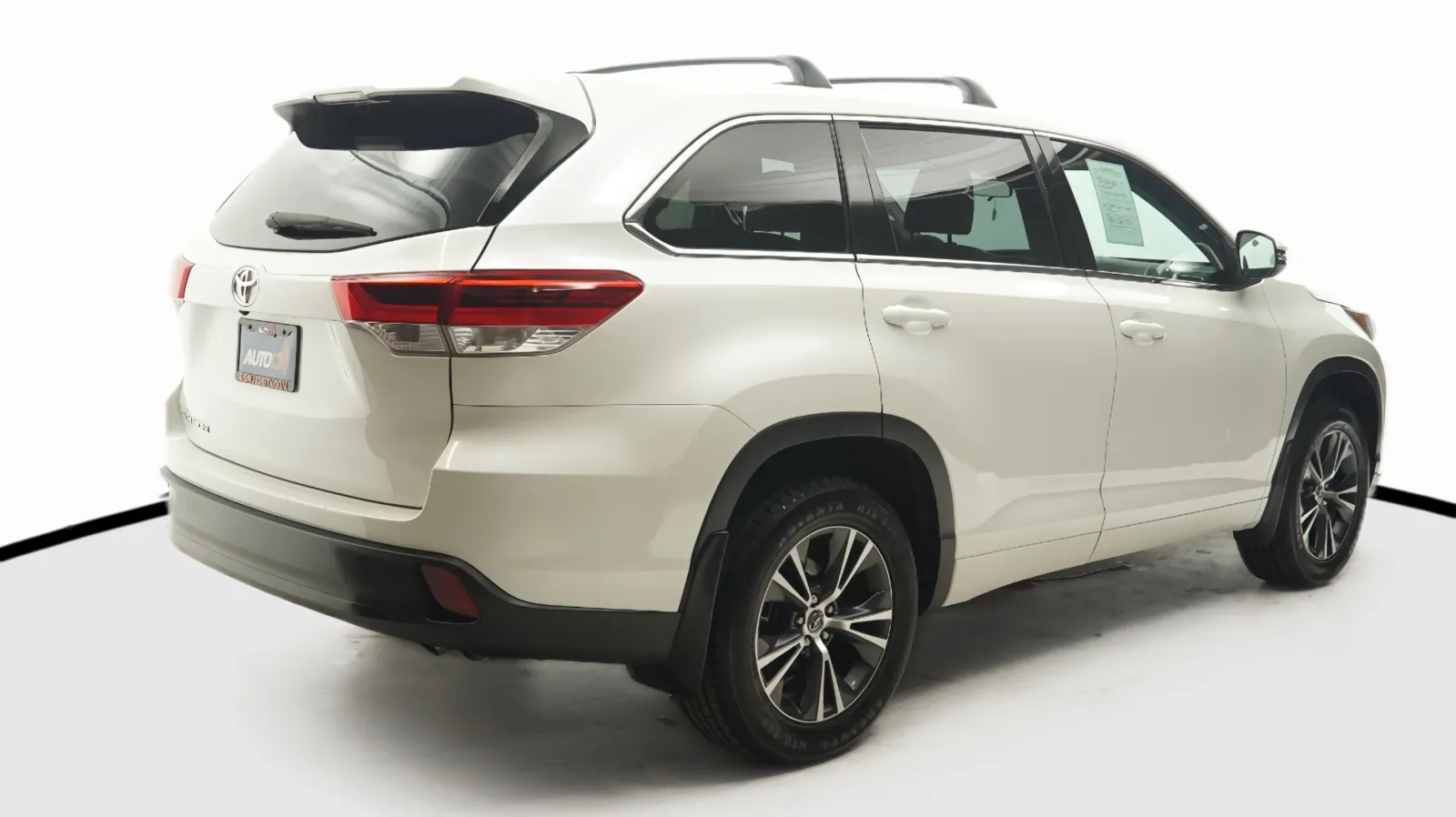 More photos of 2018 Toyota Highlander LE at Auto City, CA