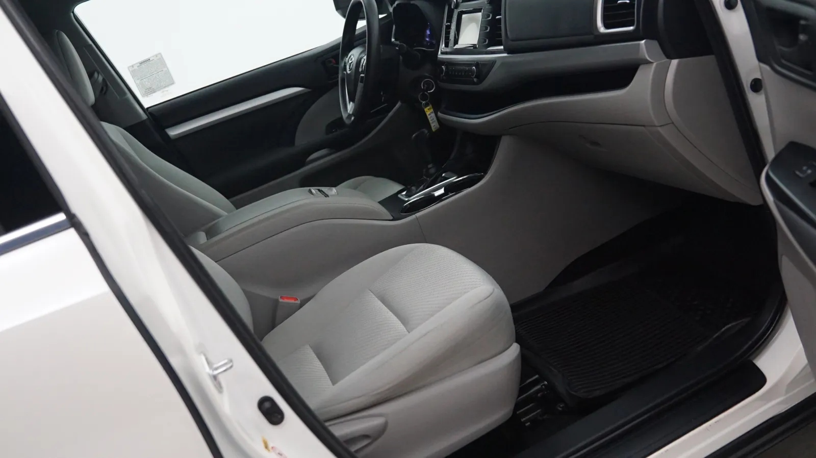 More photos of 2018 Toyota Highlander LE at Auto City, CA