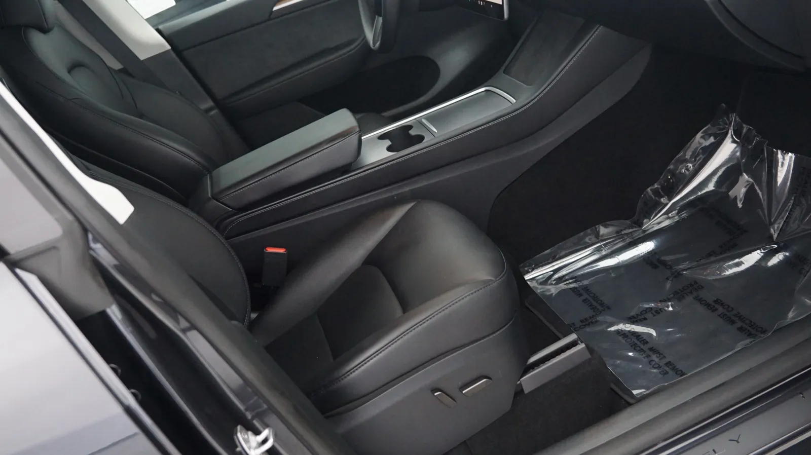 More photos of 2024 Tesla Model Y Long Range at Auto City, CA