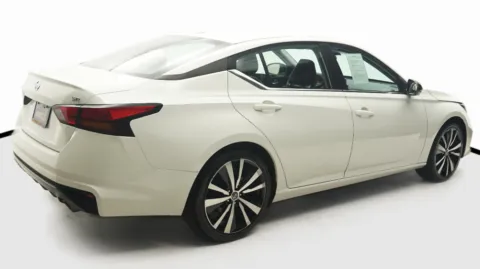 More photos of 2022 Nissan Altima 2.5 SR at Auto City, CA