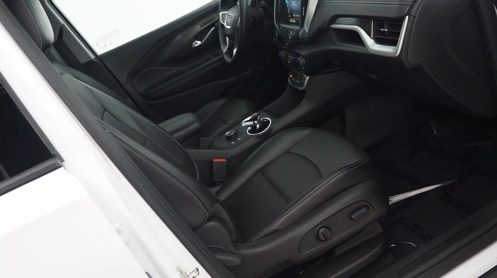 More photos of 2024 GMC Terrain SLT at Auto City, CA