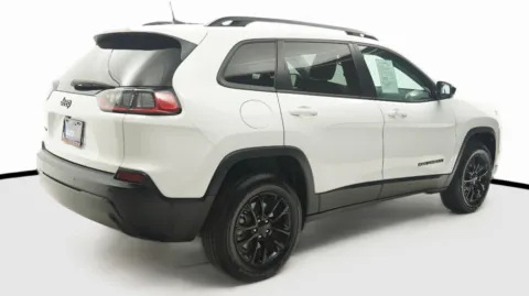 More photos of 2023 Jeep Cherokee Altitude Lux at Auto City, CA
