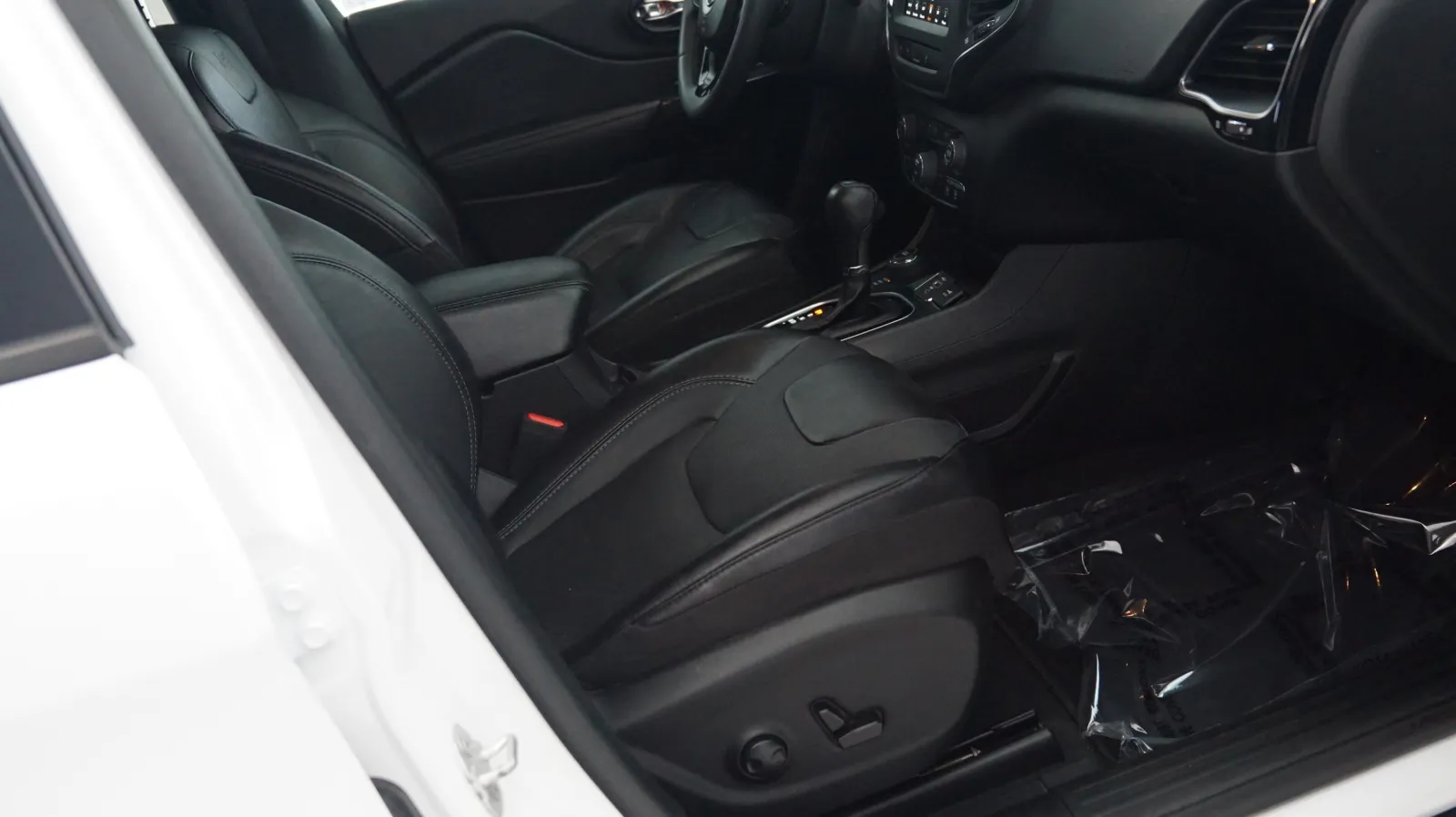 More photos of 2023 Jeep Cherokee Altitude Lux at Auto City, CA