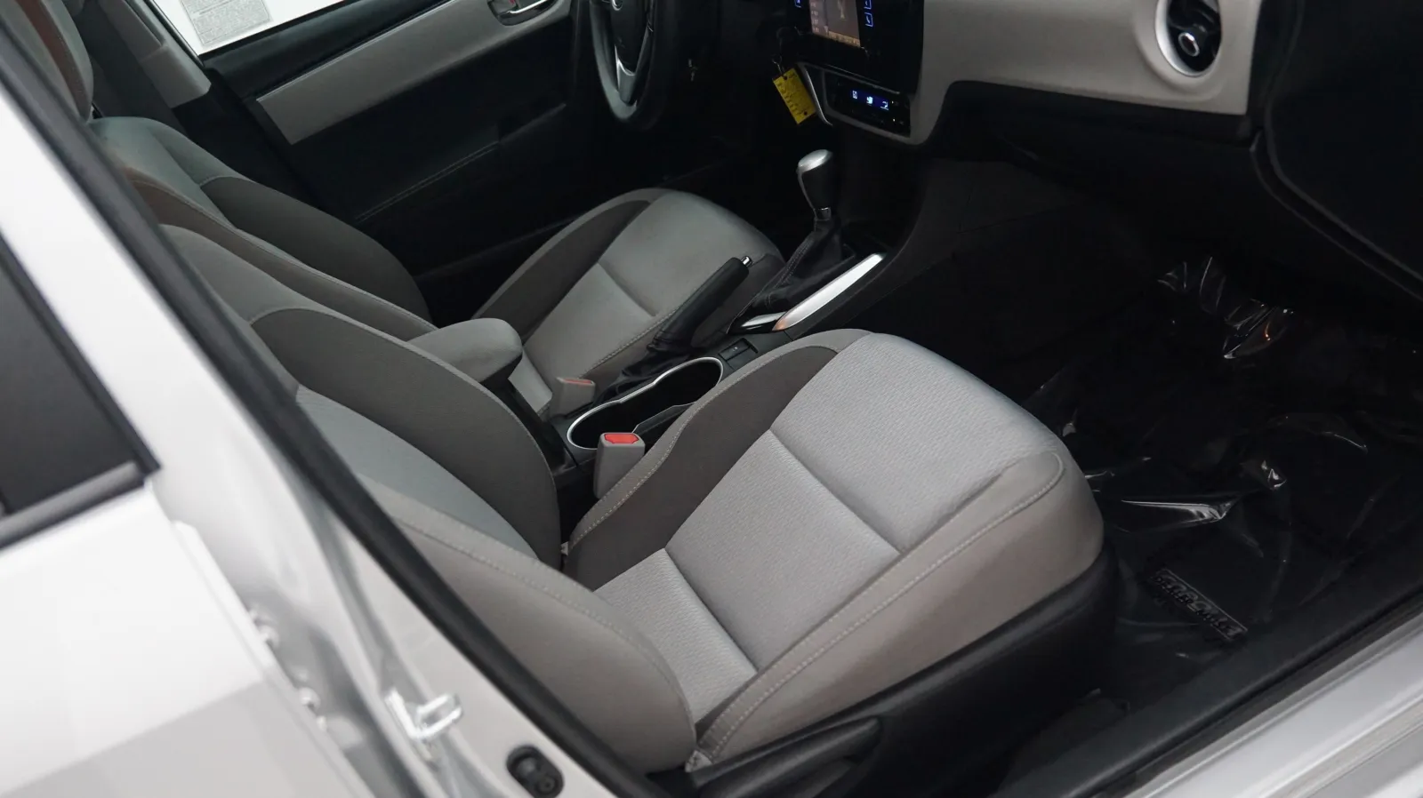 More photos of 2017 Toyota Corolla LE at Auto City, CA