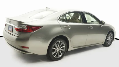 More photos of 2018 Lexus ES 300h at Auto City, CA