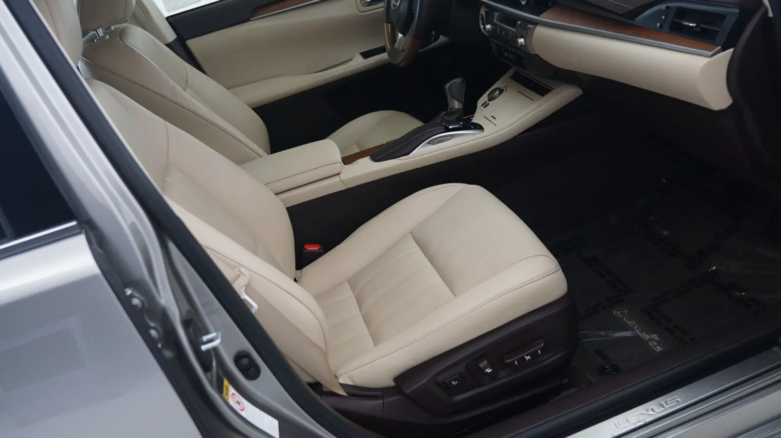 More photos of 2018 Lexus ES 300h at Auto City, CA