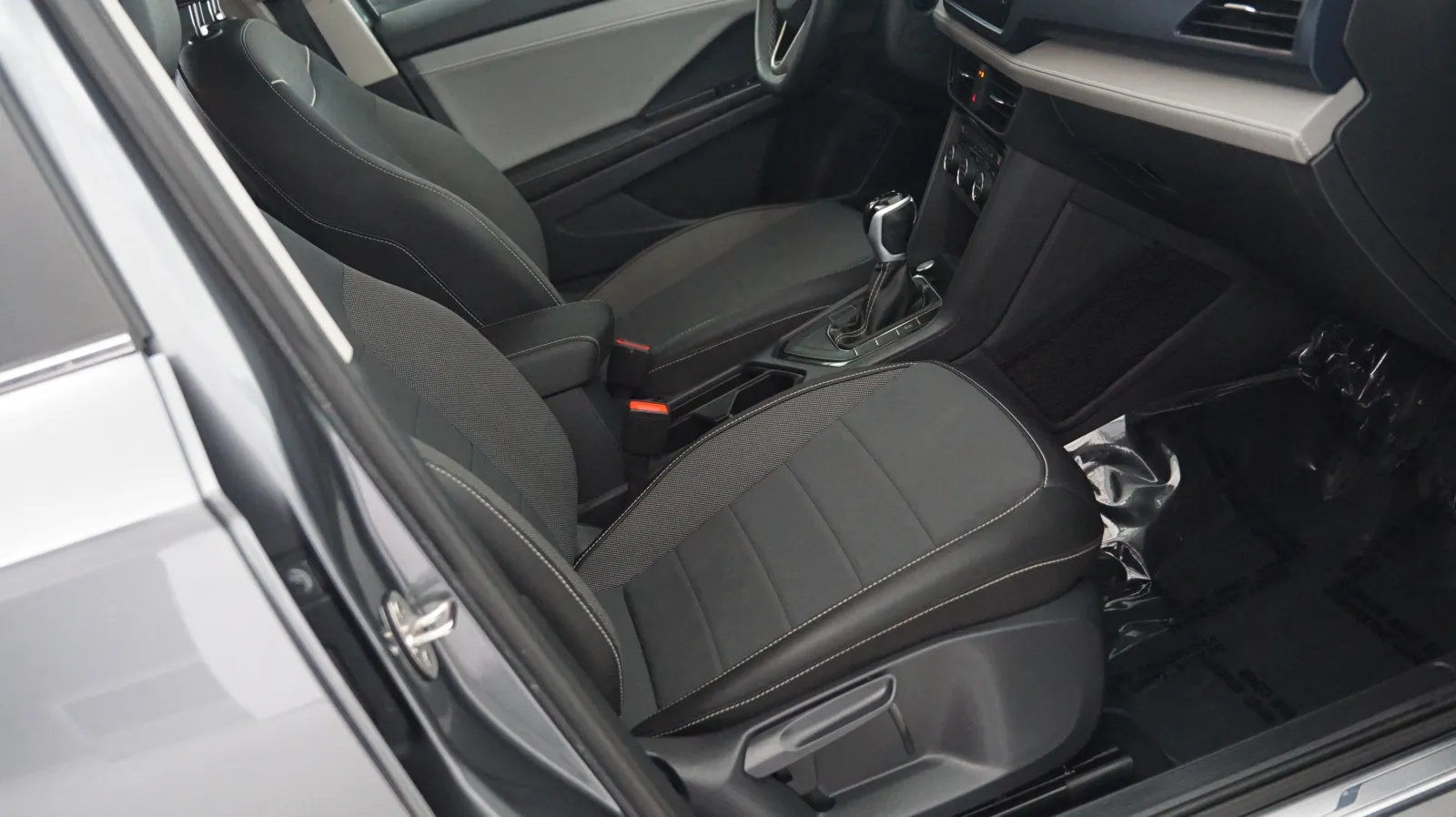 More photos of 2024 Volkswagen Taos SE at Auto City, CA