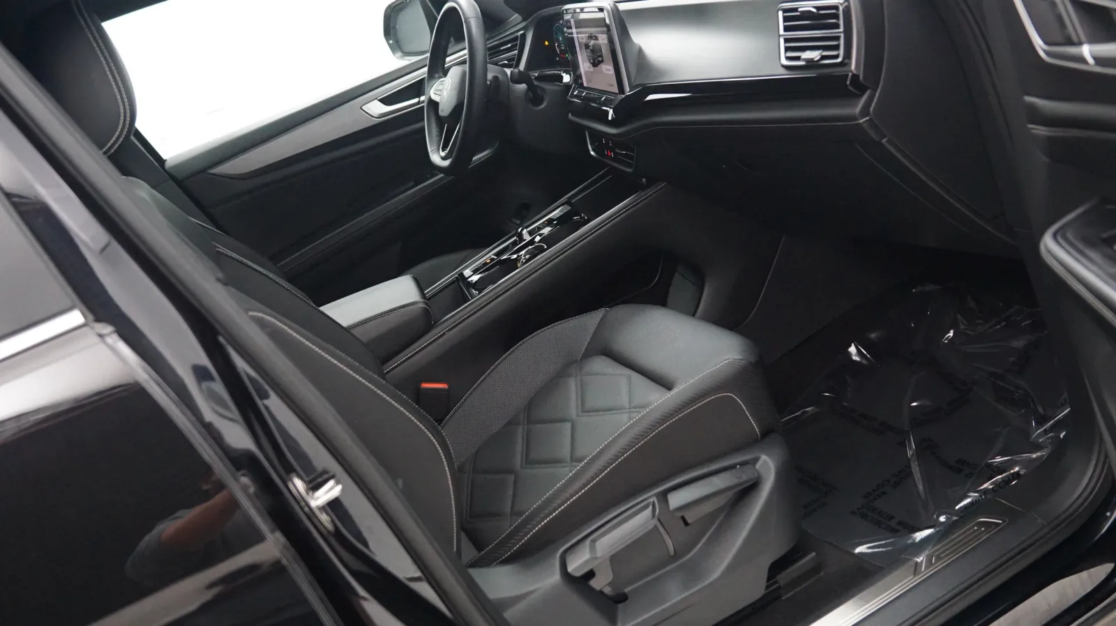 More photos of 2024 Volkswagen Atlas Cross Sport 2.0T SE w/Technology at Auto City, CA