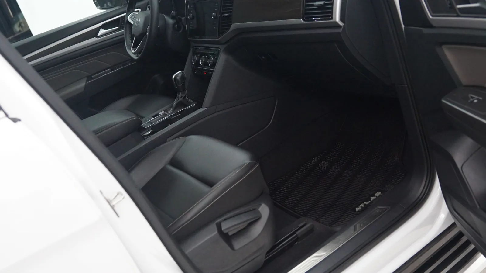 More photos of 2023 Volkswagen Atlas 3.6L V6 SE w/Technology at Auto City, CA