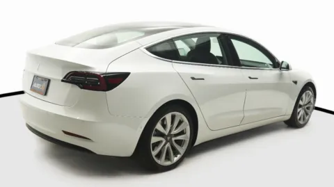 More photos of 2020 Tesla Model 3 Standard Range at Auto City, CA