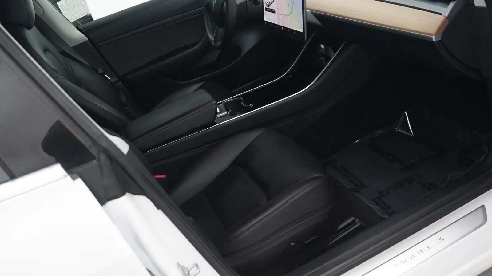 More photos of 2020 Tesla Model 3 Standard Range at Auto City, CA