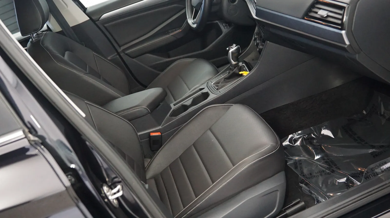 More photos of 2024 Volkswagen Jetta SE at Auto City, CA