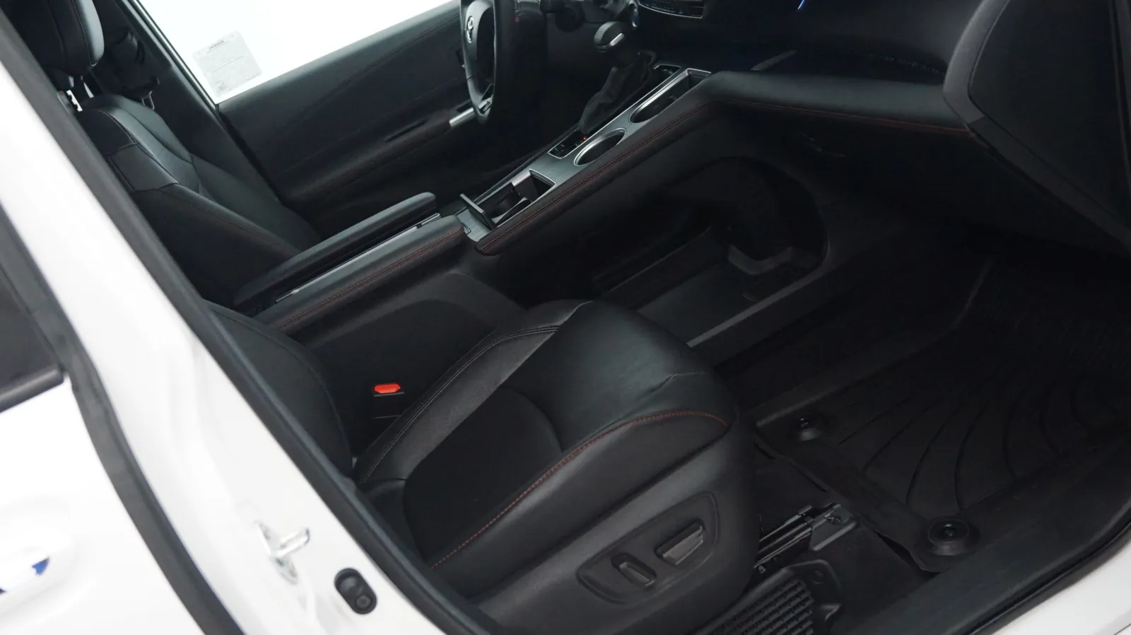 More photos of 2023 Toyota Sienna XSE at Auto City, CA