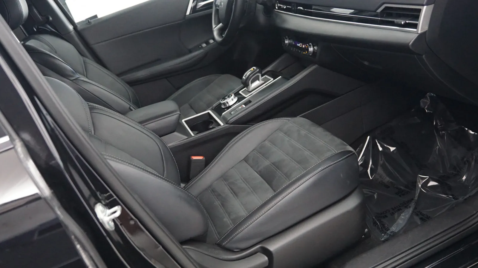 More photos of 2024 Mitsubishi Outlander SE Black Edition at Auto City, CA