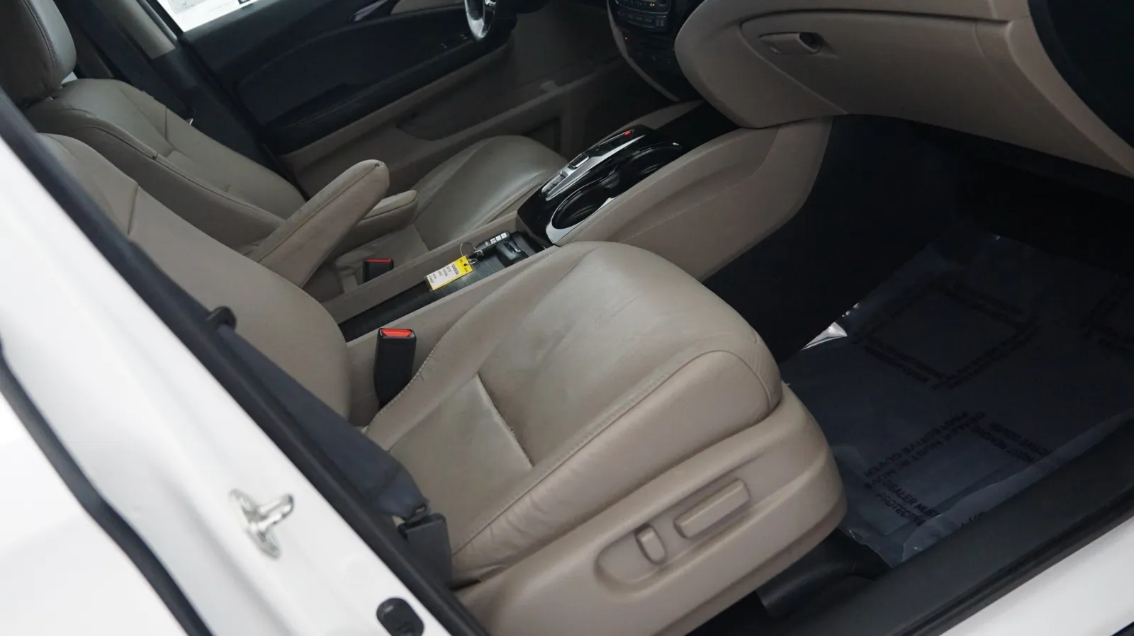 More photos of 2016 Honda Pilot Touring at Auto City, CA