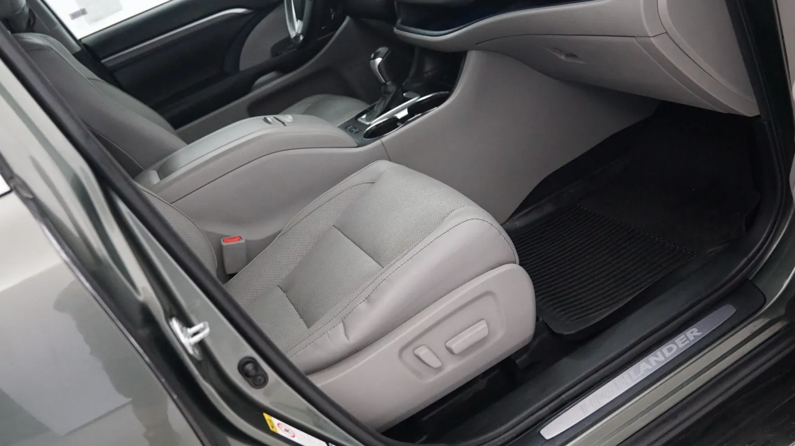 More photos of 2017 Toyota Highlander Limited at Auto City, CA