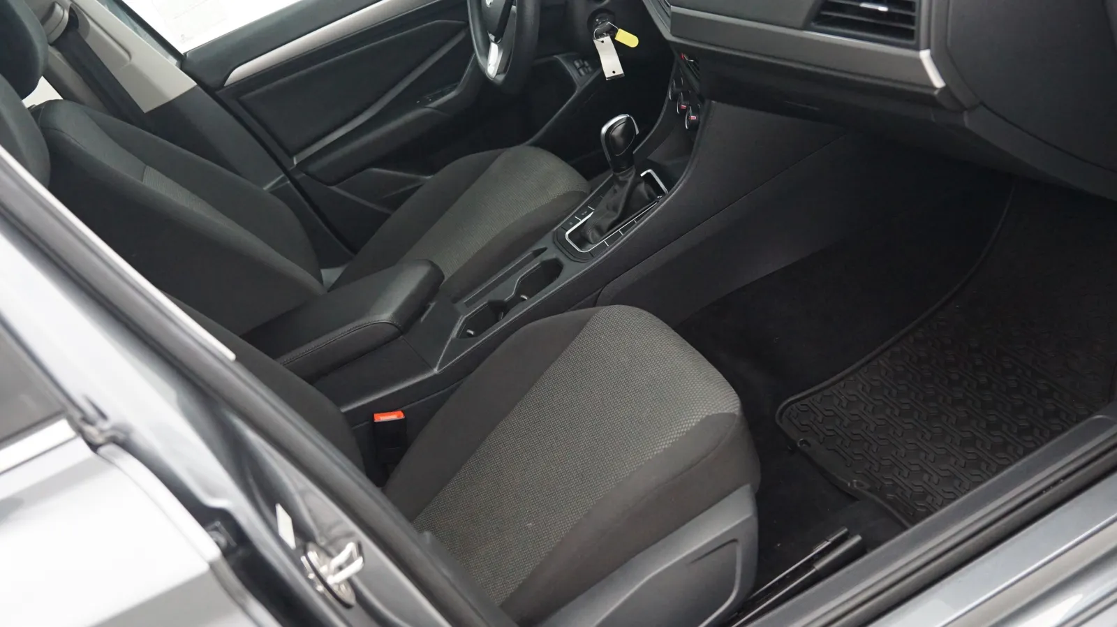 More photos of 2021 Volkswagen Jetta S at Auto City, CA