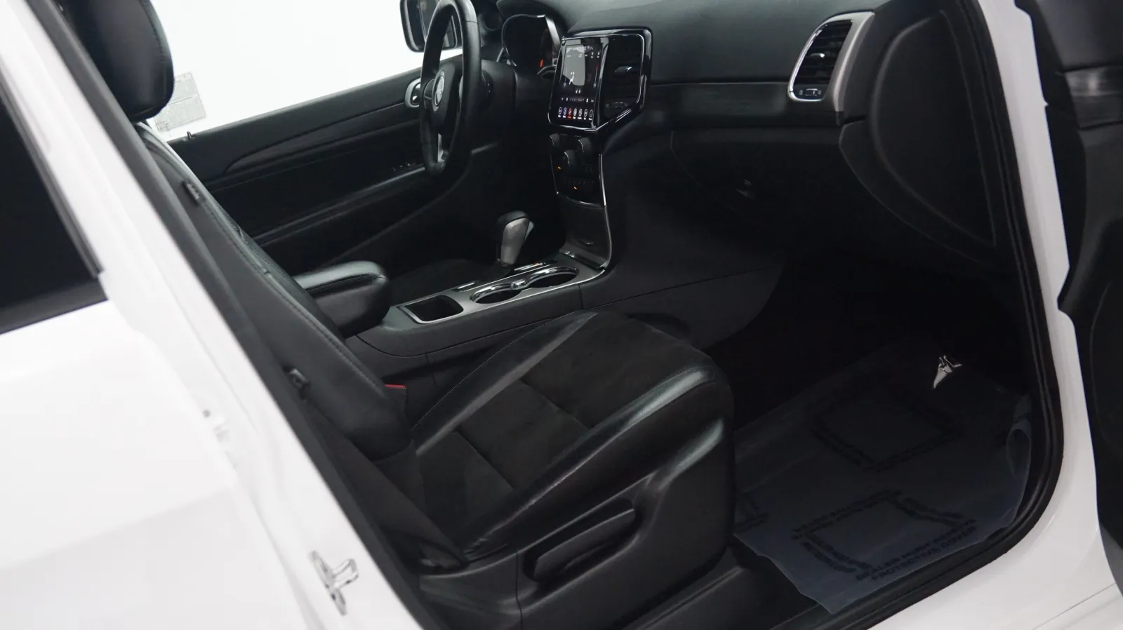 More photos of 2019 Jeep Grand Cherokee Altitude at Auto City, CA