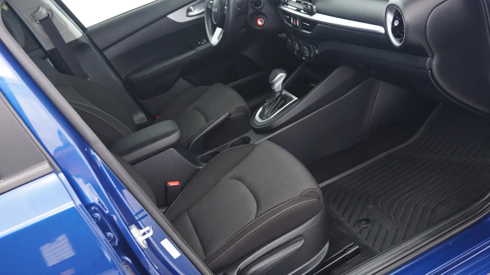 More photos of 2024 Kia Forte LXS at Auto City, CA