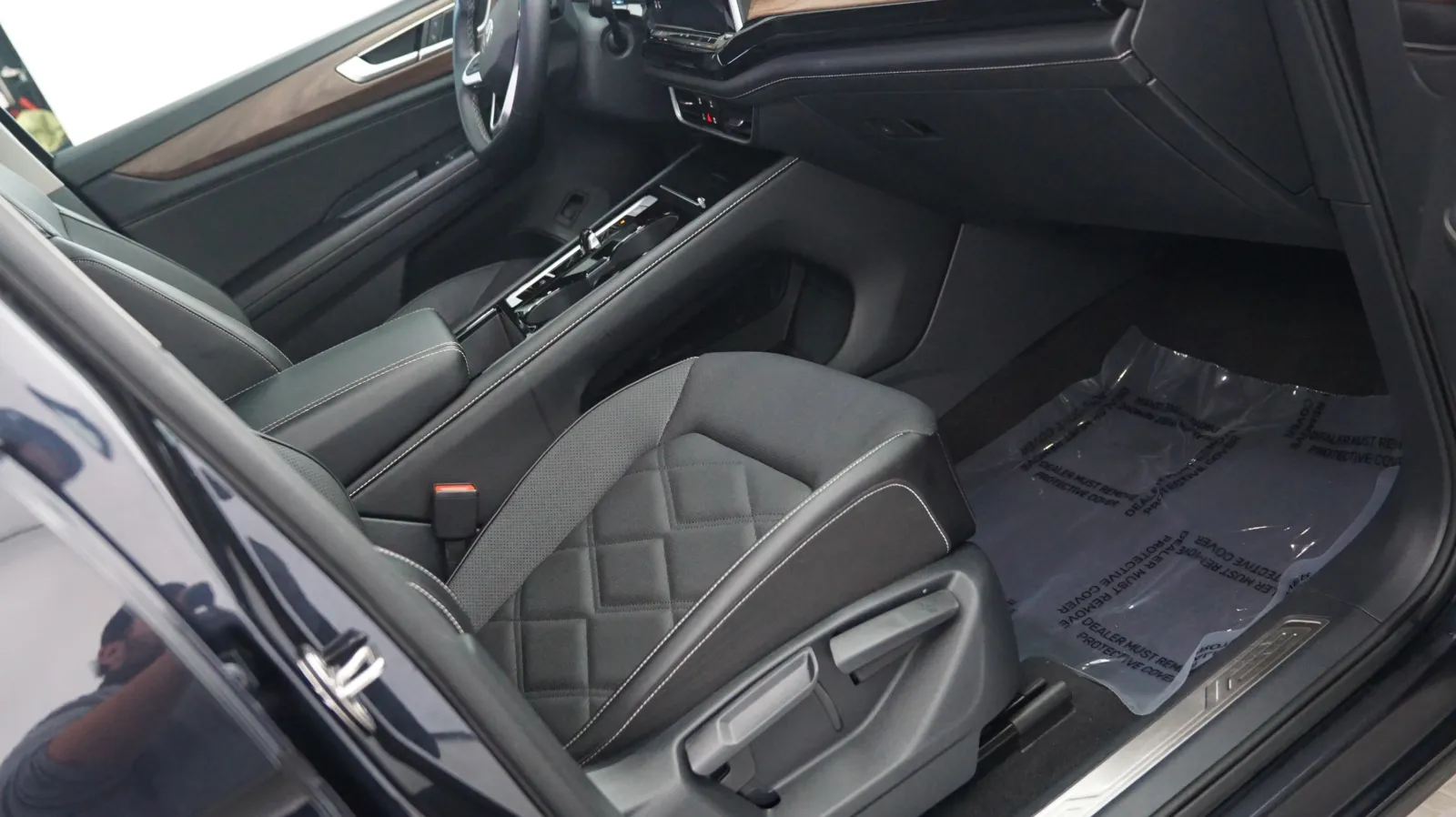 More photos of 2024 Volkswagen Atlas 2.0T SE w/Technology at Auto City, CA