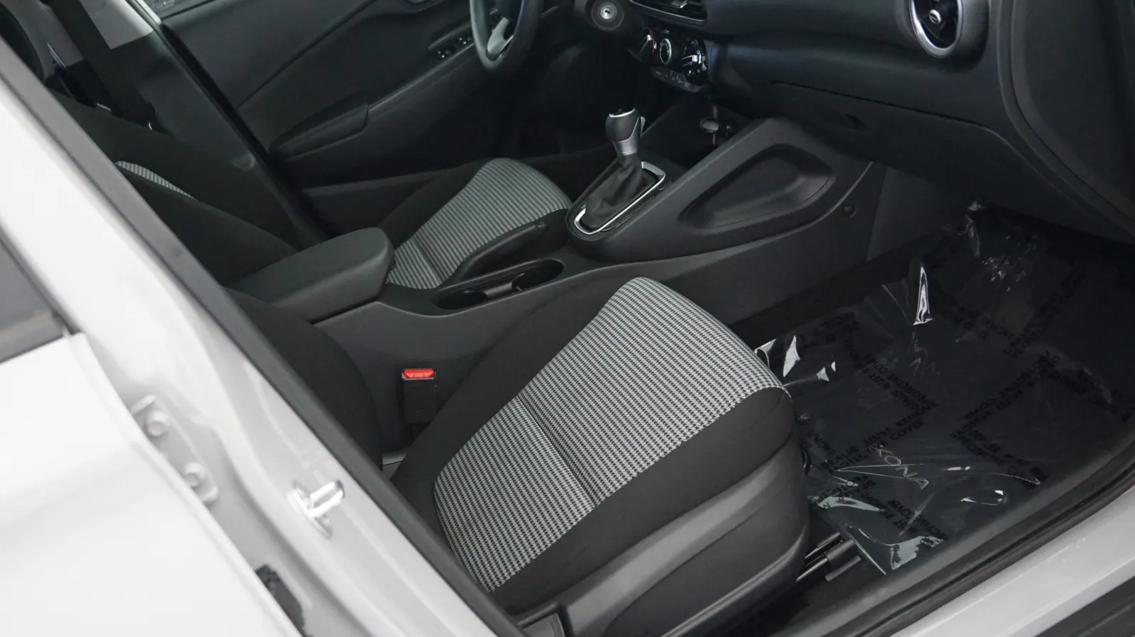 More photos of 2023 Hyundai KONA SE at Auto City, CA