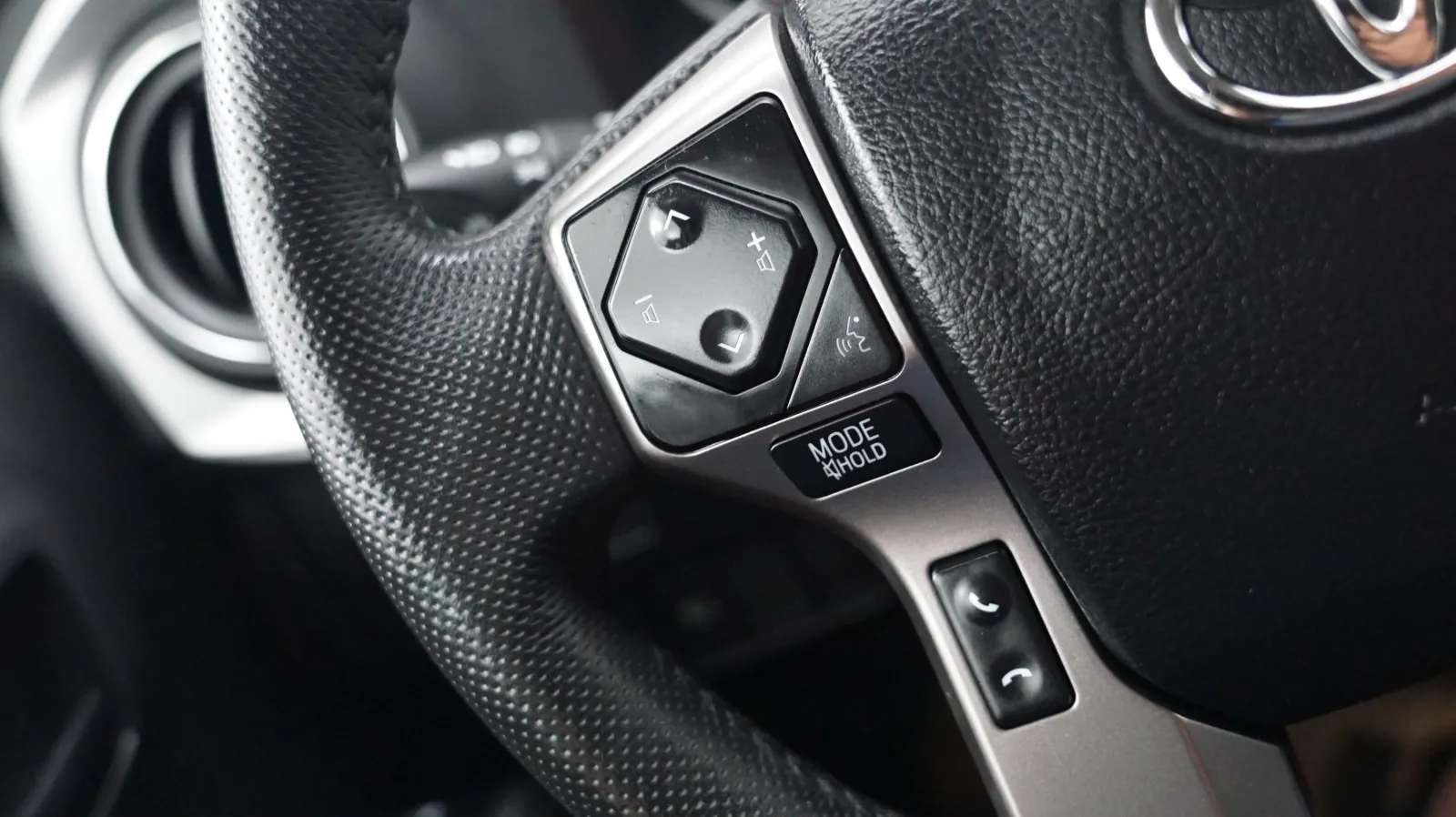 Toyota Tacoma photo 16