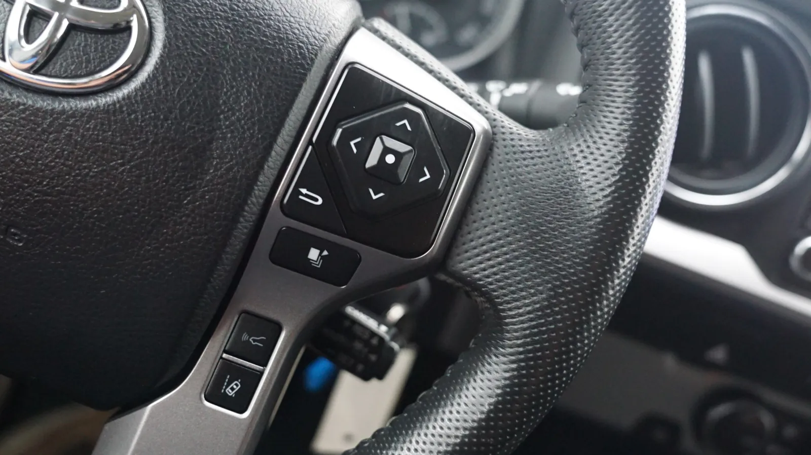 Toyota Tacoma photo 17