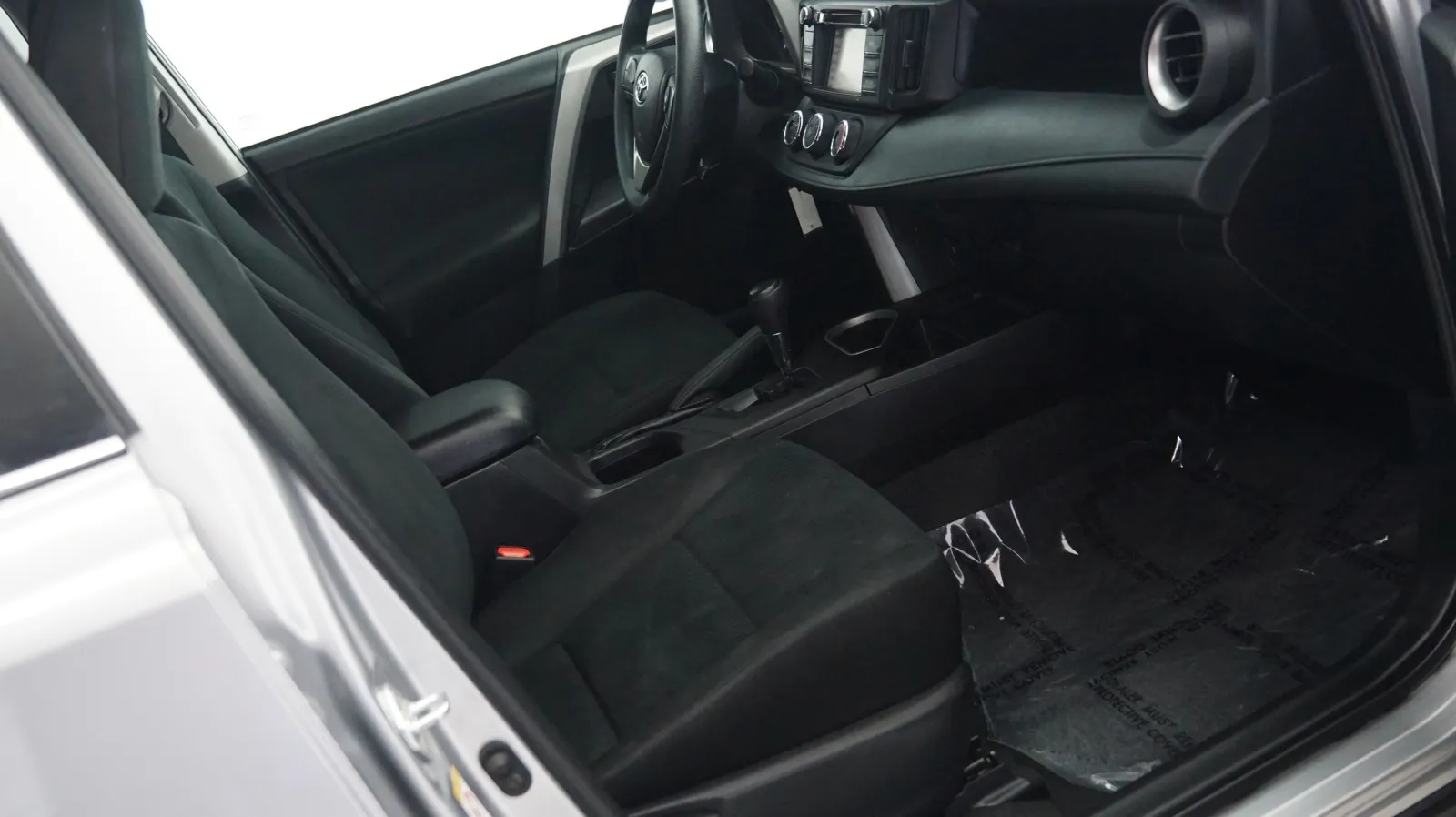 More photos of 2018 Toyota RAV4 LE at Auto City, CA