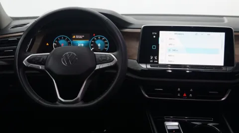 More photos of 2024 Volkswagen Atlas 2.0T SE w/Technology at Auto City, CA