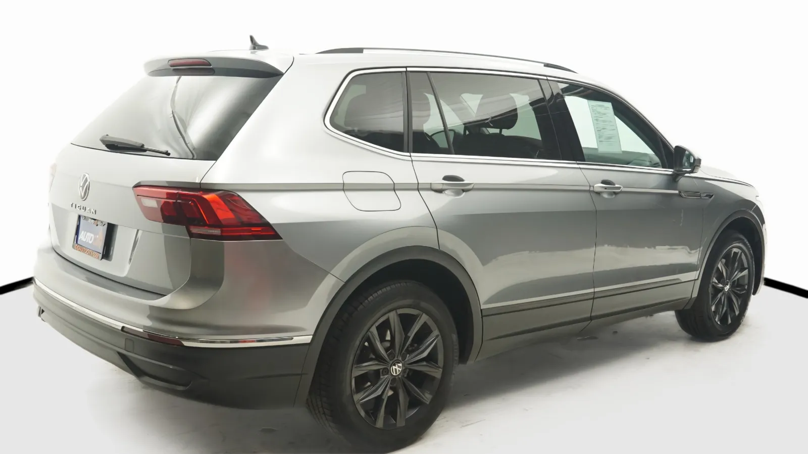 More photos of 2024 Volkswagen Tiguan SE at Auto City, CA