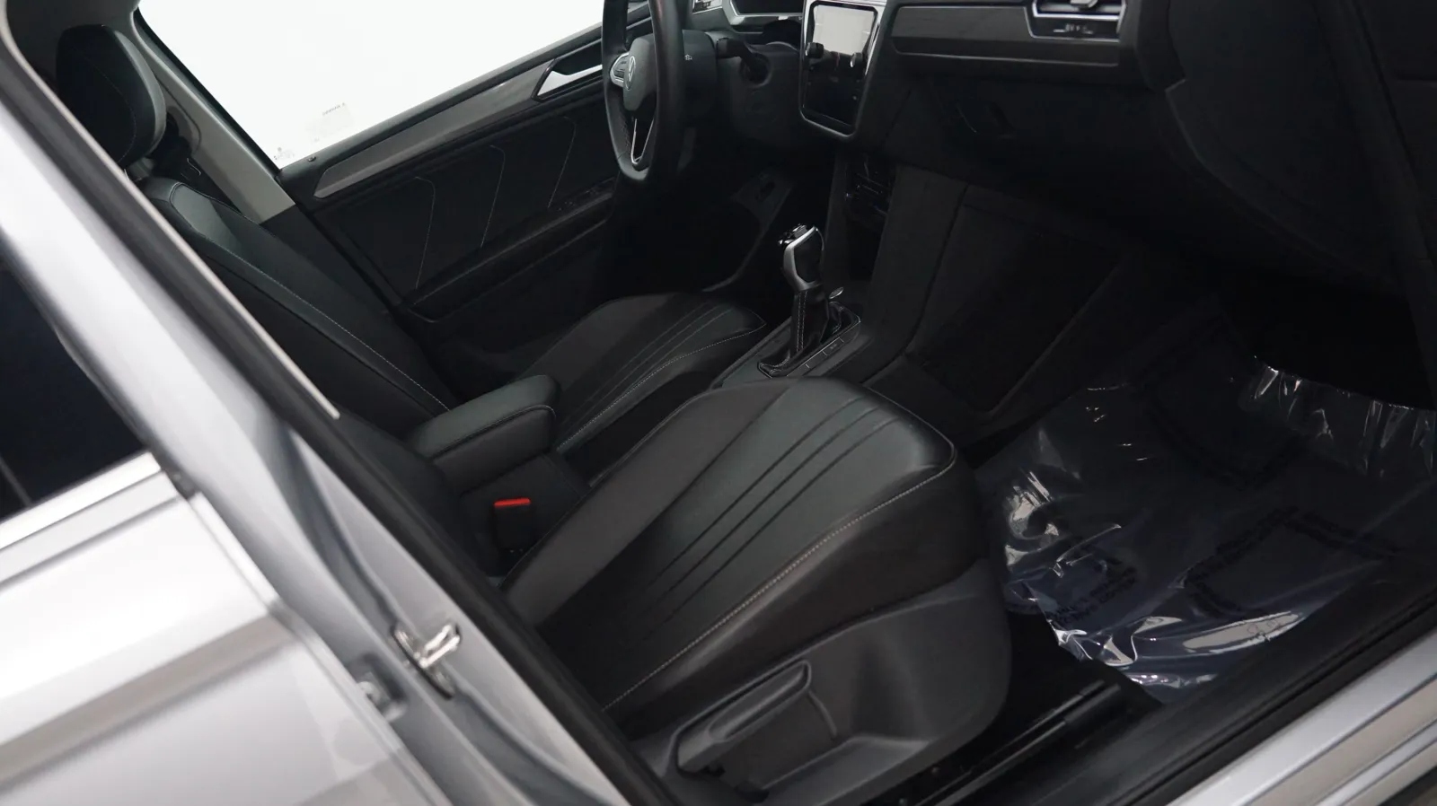 More photos of 2024 Volkswagen Tiguan SE at Auto City, CA