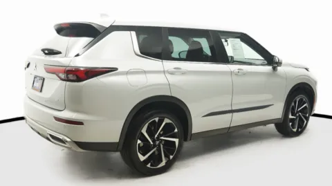 More photos of 2022 Mitsubishi Outlander SE at Auto City, CA
