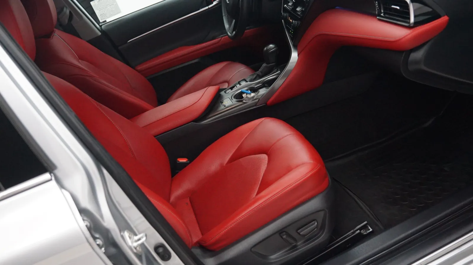 More photos of 2022 Toyota Camry Hybrid XSE at Auto City, CA