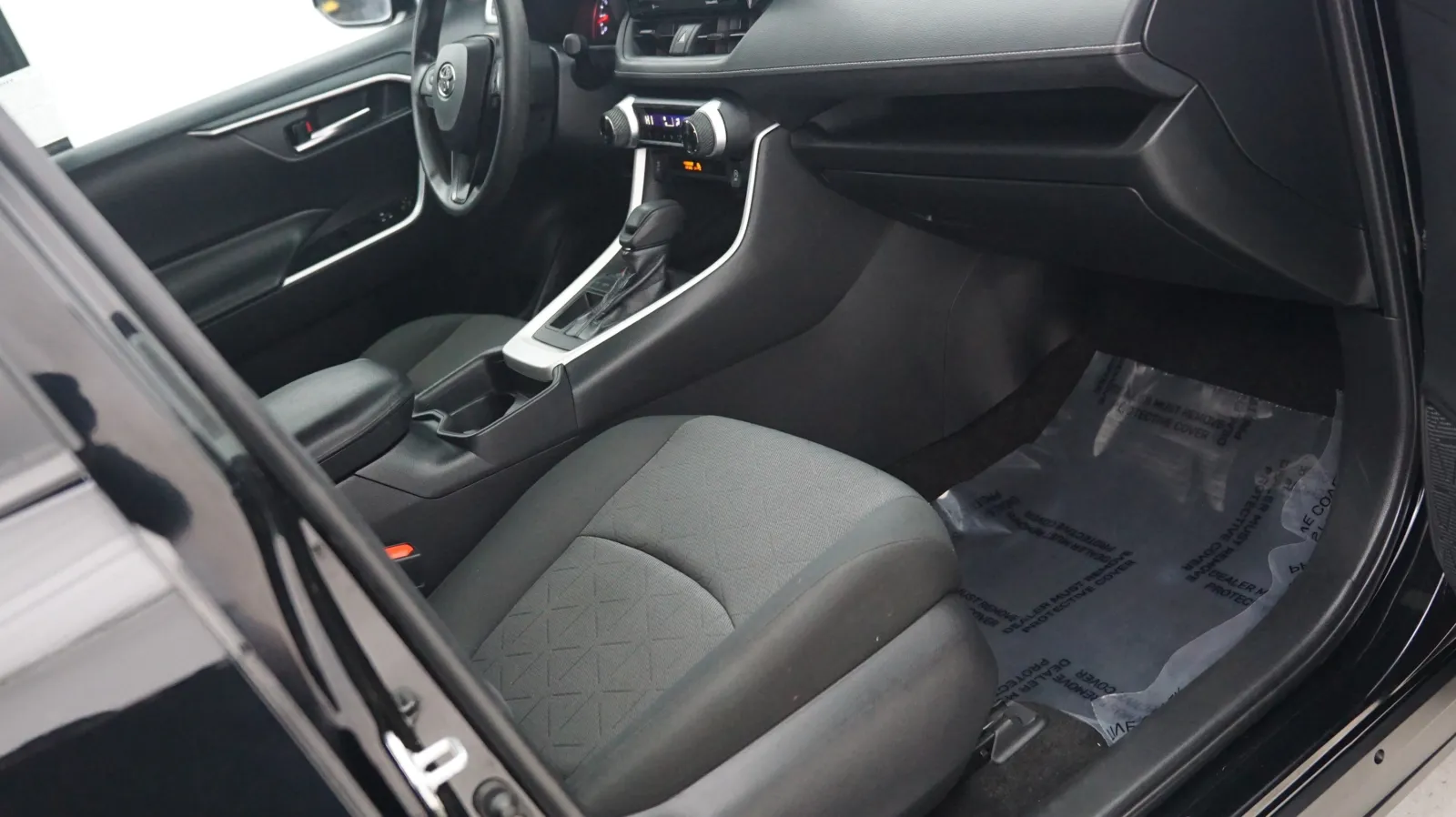 More photos of 2020 Toyota RAV4 XLE at Auto City, CA