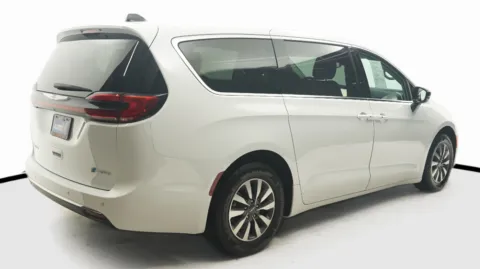 More photos of 2024 Chrysler Pacifica Hybrid Select at Auto City, CA