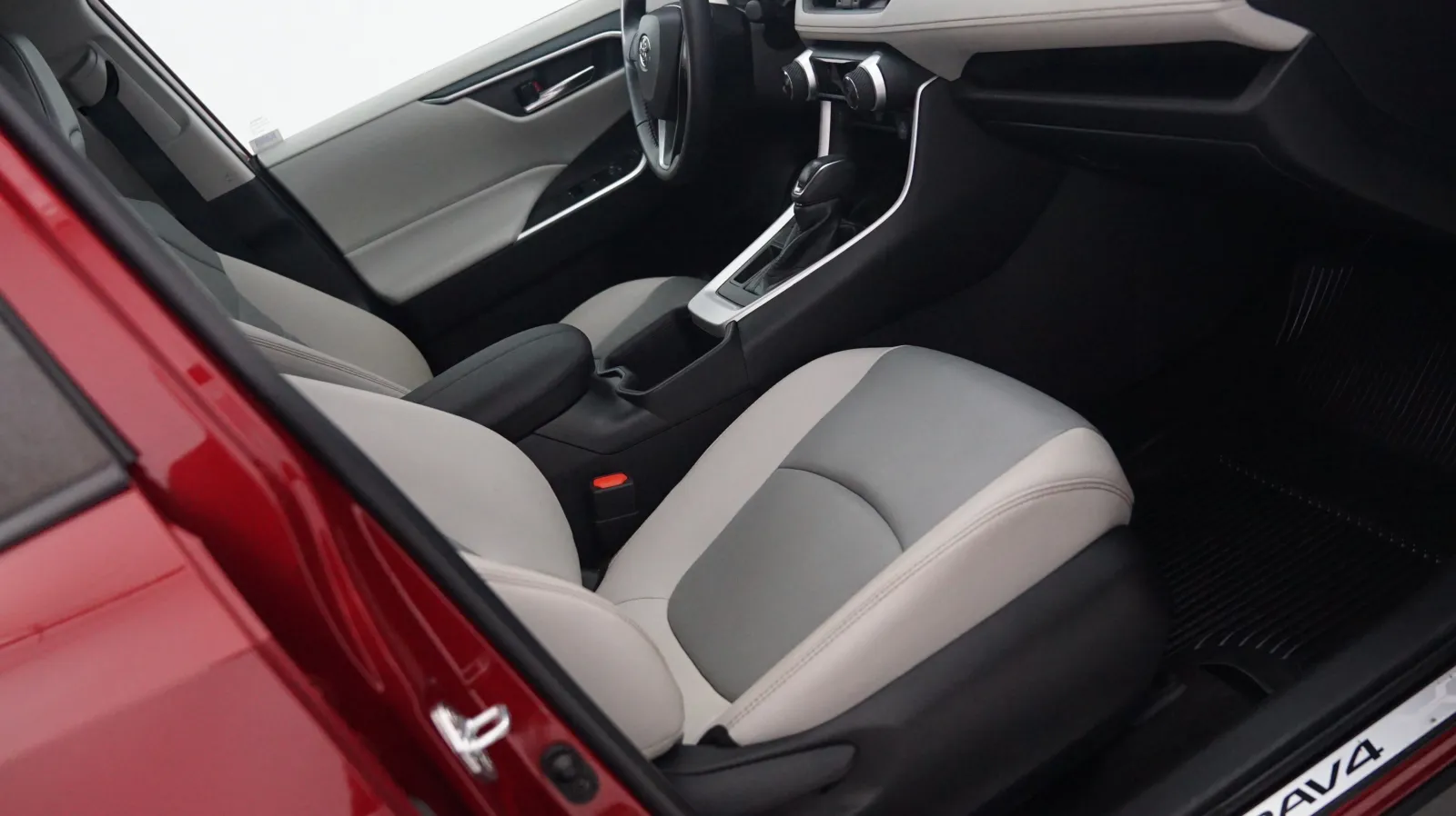 More photos of 2022 Toyota RAV4 XLE Premium at Auto City, CA