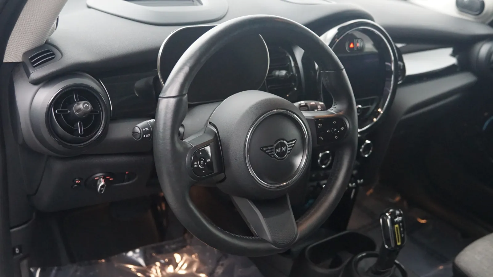 More photos of 2022 Mini Hardtop 2 Door Cooper SE at Auto City, CA