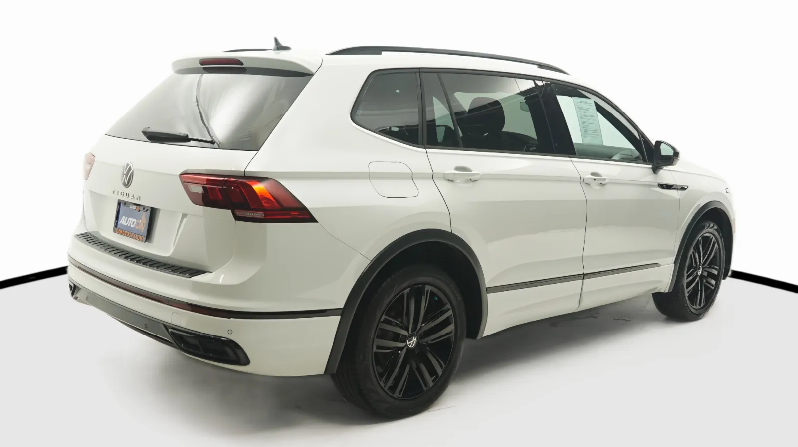 More photos of 2022 Volkswagen Tiguan SE R-Line Black at Auto City, CA
