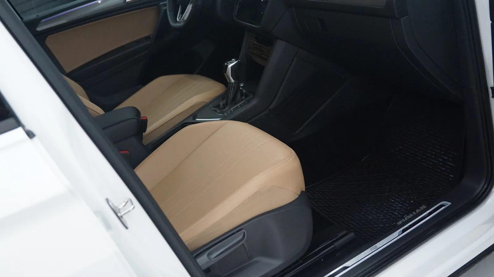 More photos of 2022 Volkswagen Tiguan SE R-Line Black at Auto City, CA