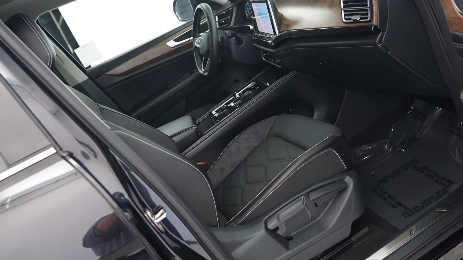 More photos of 2024 Volkswagen Atlas 2.0T SE w/Technology at Auto City, CA