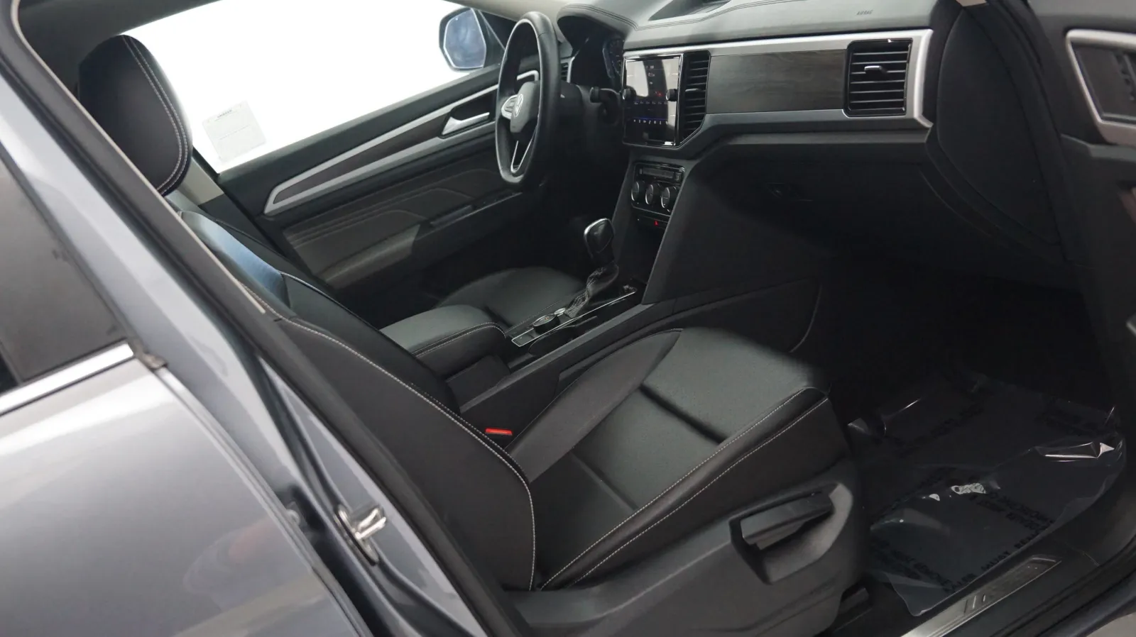 More photos of 2022 Volkswagen Atlas 3.6L V6 SE w/Technology at Auto City, CA