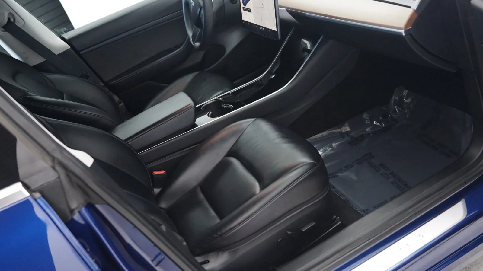 More photos of 2020 Tesla Model 3 Standard Range Plus at Auto City, CA