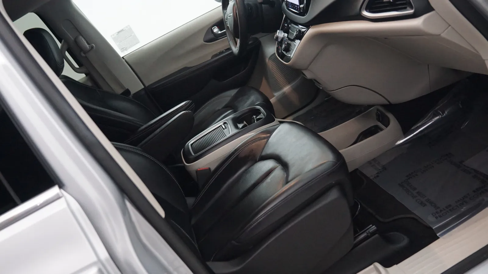 More photos of 2023 Chrysler Pacifica Touring L at Auto City, CA