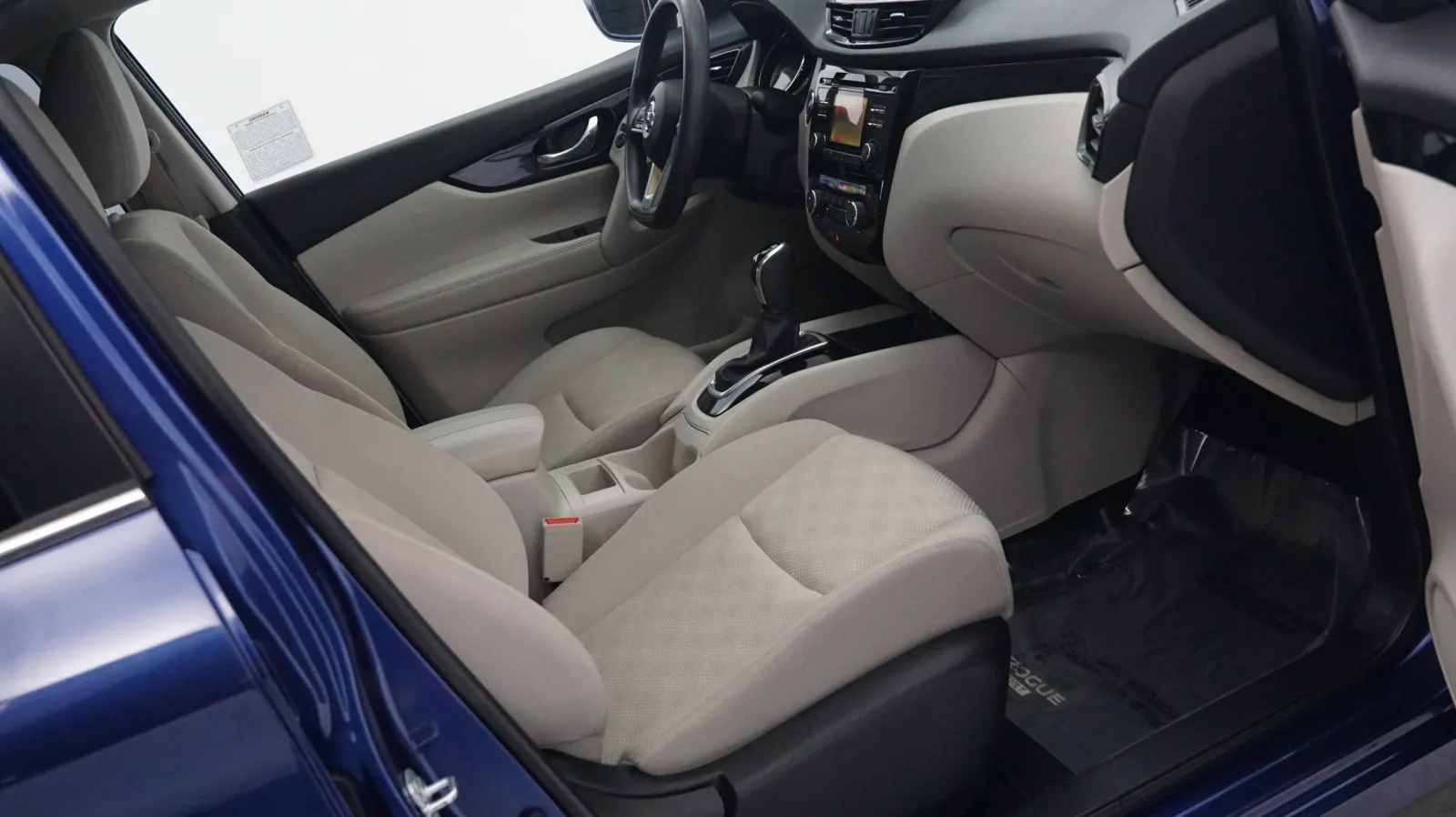 More photos of 2017 Nissan Rogue Sport SV at Auto City, CA