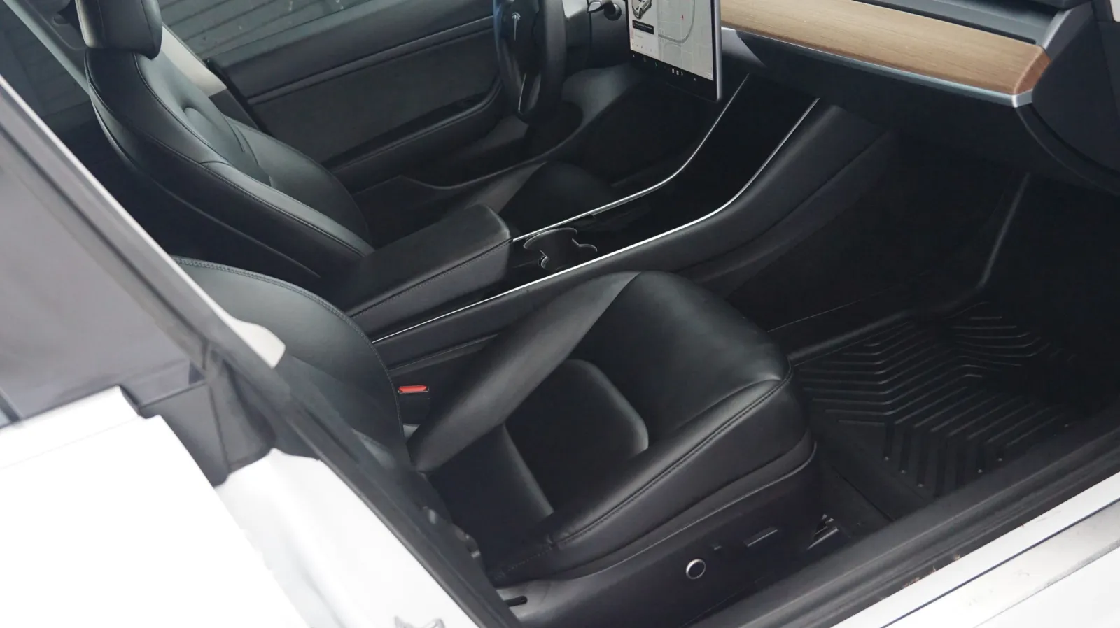 More photos of 2020 Tesla Model 3 Standard Range at Auto City, CA