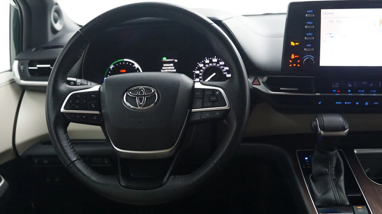 More photos of 2021 Toyota Sienna XLE at Auto City, CA