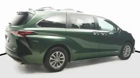 More photos of 2021 Toyota Sienna XLE at Auto City, CA